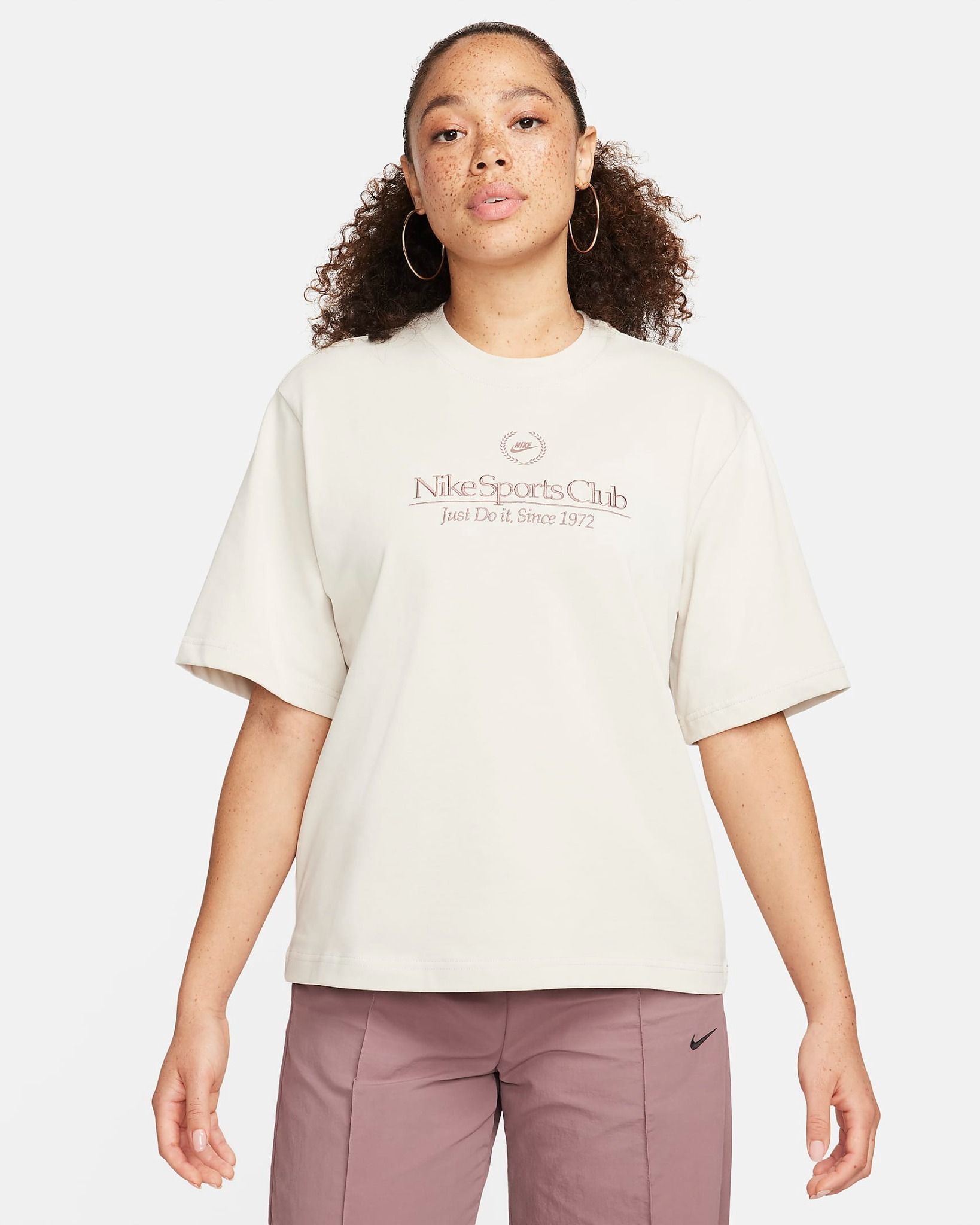 Áo Phông - Áo thun Thể Thao Nữ NIKE W Nsw Ss Boxy Campus Tee FJ1821-104