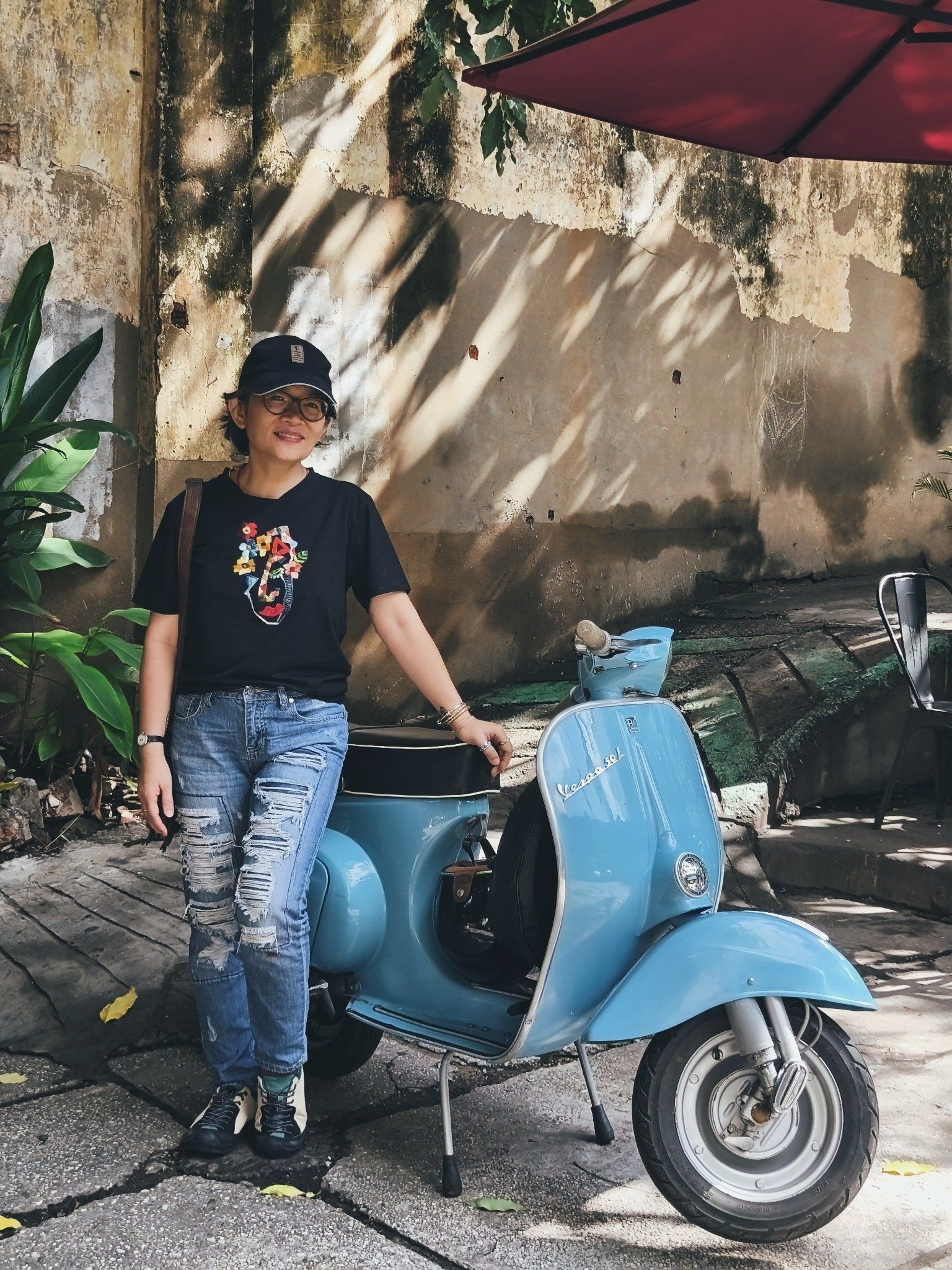 Áo thun đen thêu tay Mặt Hoa - Picasso F Face