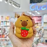 Ví móc khoá Capybara ôm đồ ăn
