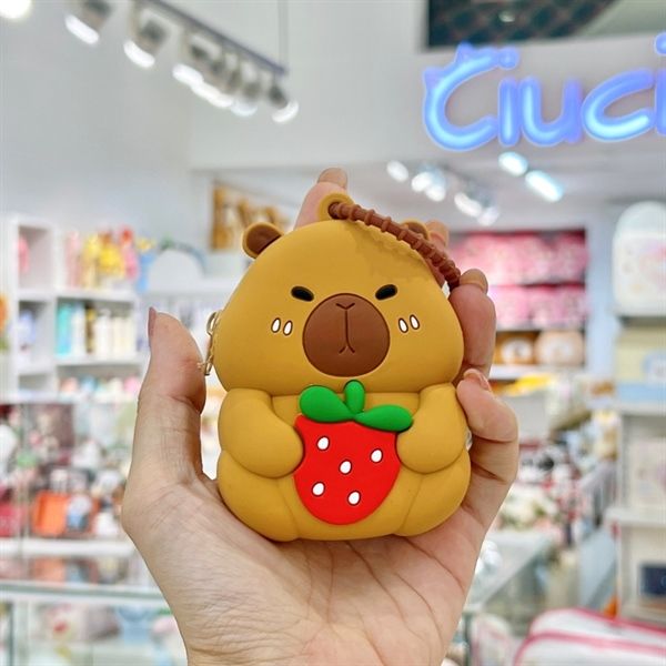 Ví móc khoá Capybara ôm đồ ăn