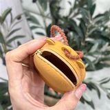 Ví móc khoá Capybara ôm đồ ăn