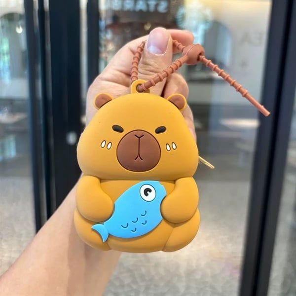 Ví móc khoá Capybara ôm đồ ăn