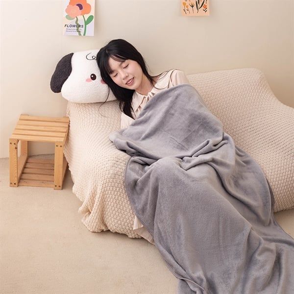 Gối kèm chăn cún trắng đen 45cm