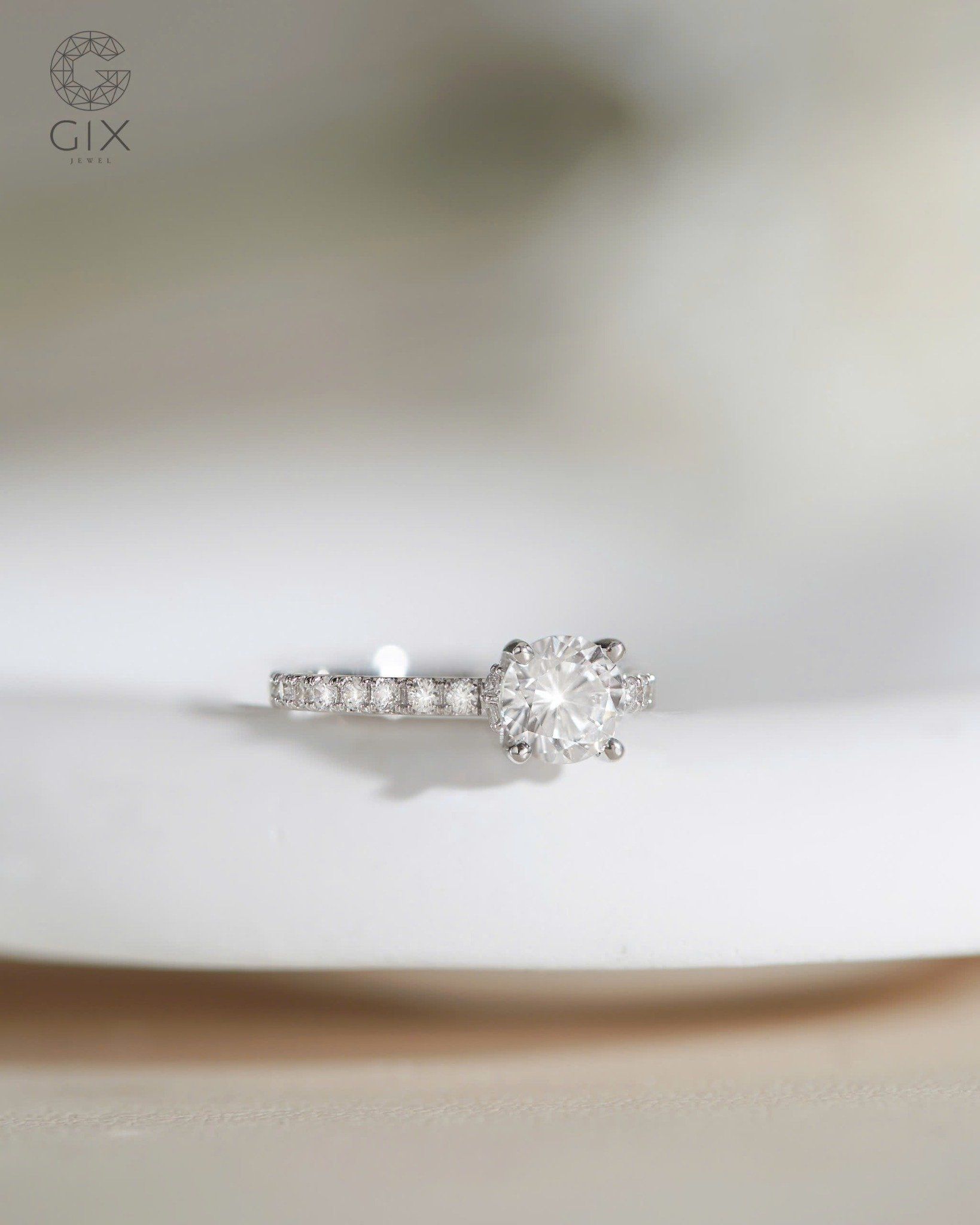 Nhẫn cầu hôn Moissanite vàng 18k đẹp - Bliss Touch | Gix Jewelry