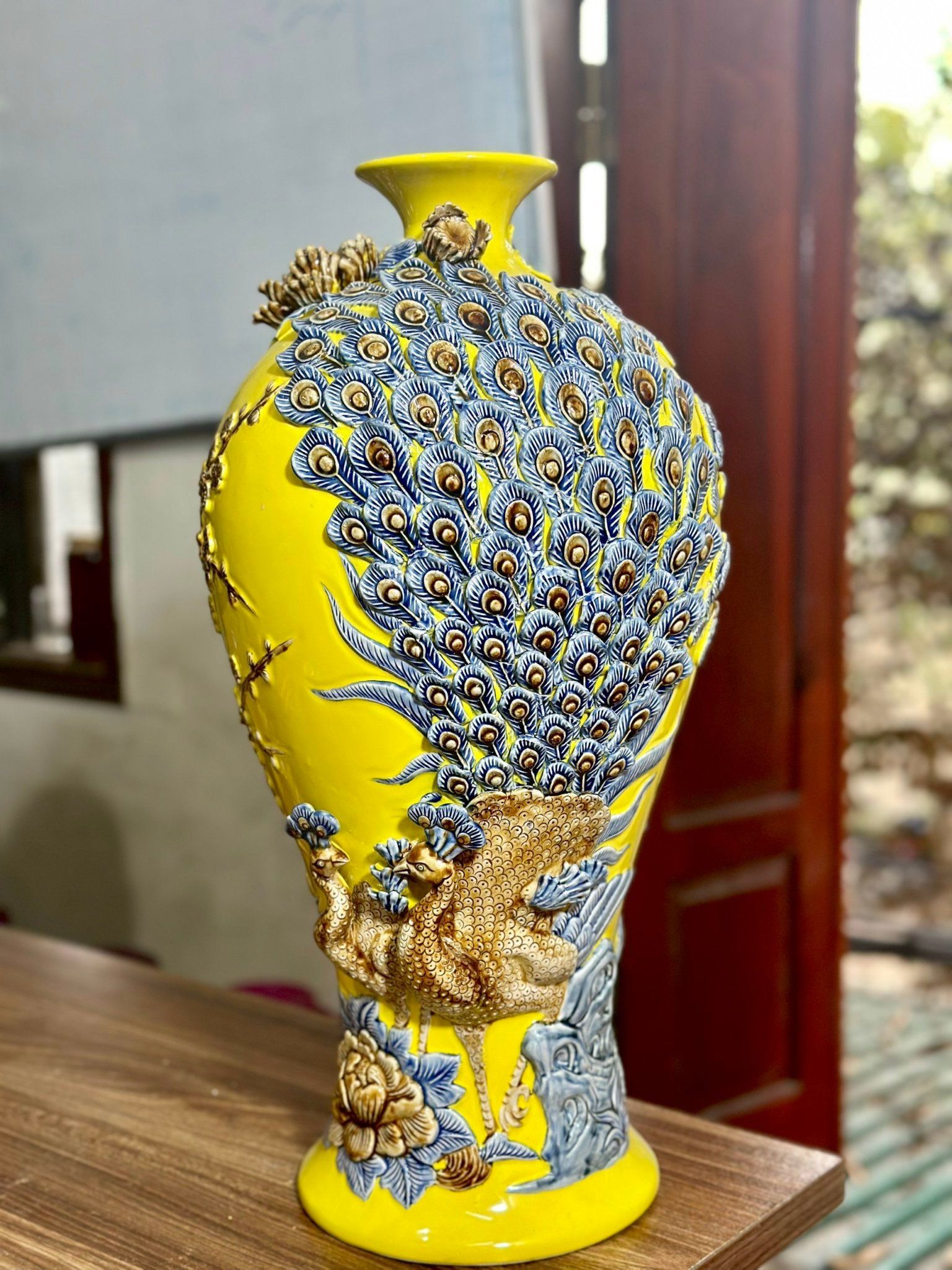 Bình mai men màu đắp nổi 3D