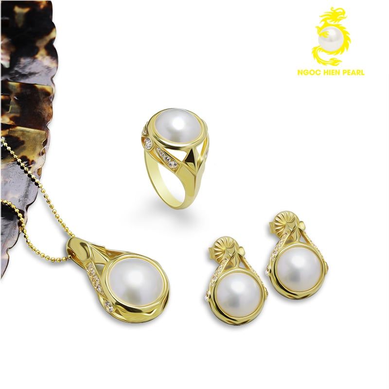 Bộ trang sức ngọc trai Cấy trên vỏ kết hợp vàng 18K GC0067