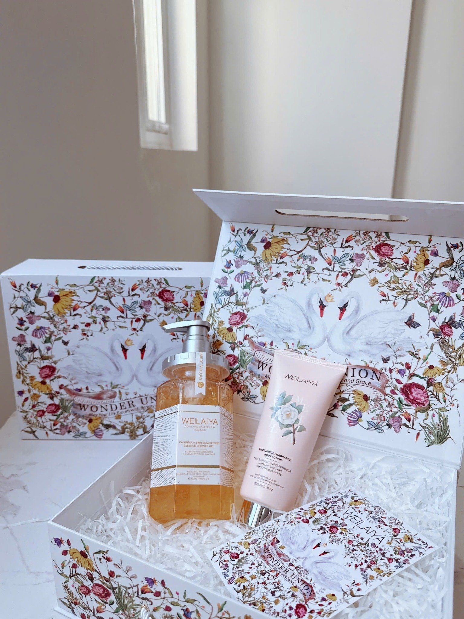 Hộp quà thiên nga 1 sữa tắm hoa cúc + Body lotion