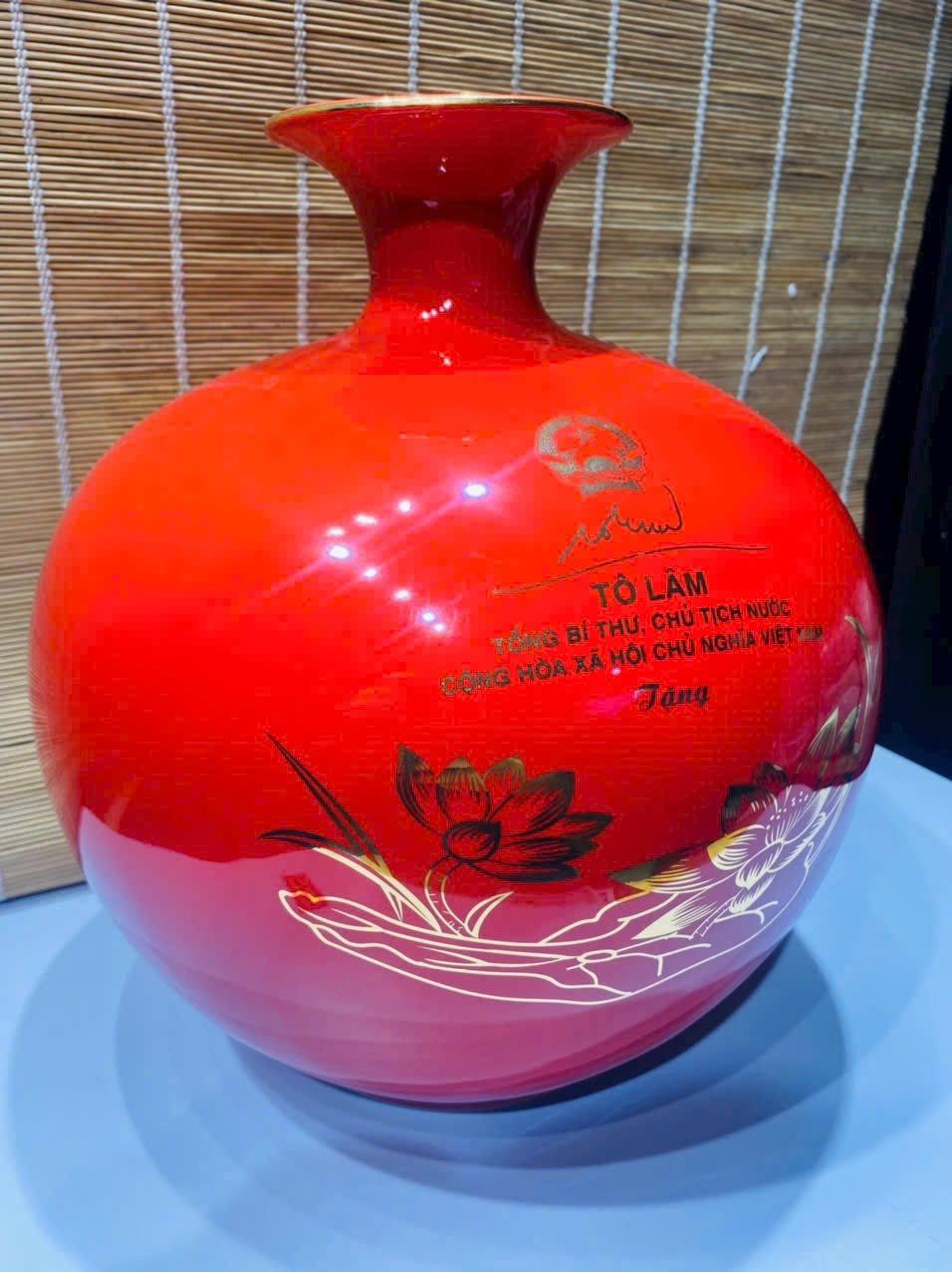 Bình hút lộc in logo Tổng bí thư Tô Lâm men đỏ sang trọng