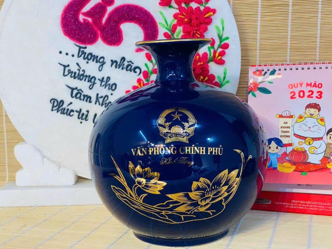 Bình hút lộc Văn Phòng Chính Phủ hoạ tiết sen vẽ chỉ vàng 24k