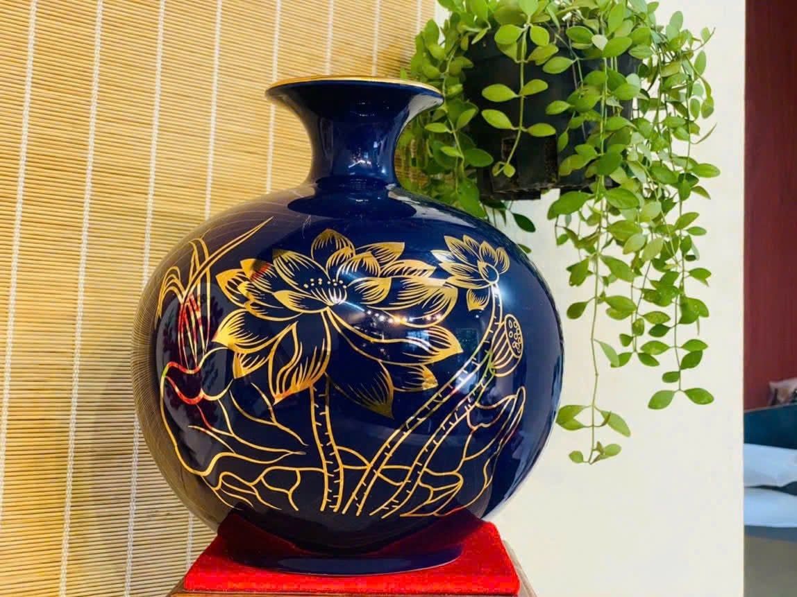 Bình hút lộc Văn Phòng Chính Phủ hoạ tiết sen vẽ chỉ vàng 24k