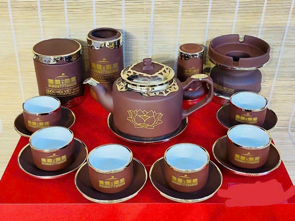 Bộ ấm chén Văn Phòng Chính Phủ men nâu hoạ tiết sen vẽ vàng cao cấp