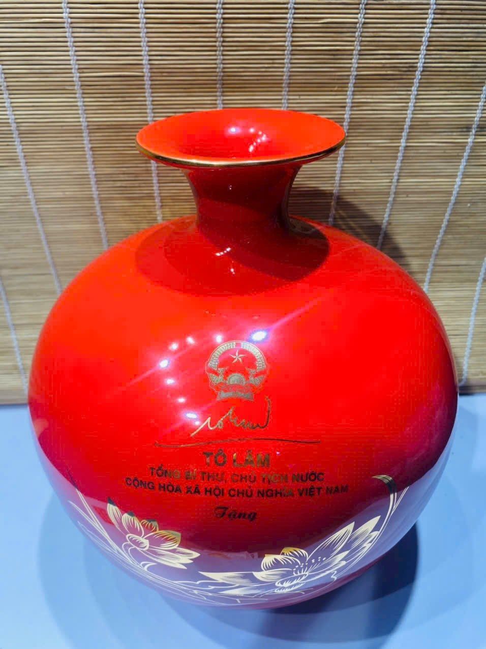 Bình hút lộc in logo Tổng bí thư Tô Lâm men đỏ sang trọng