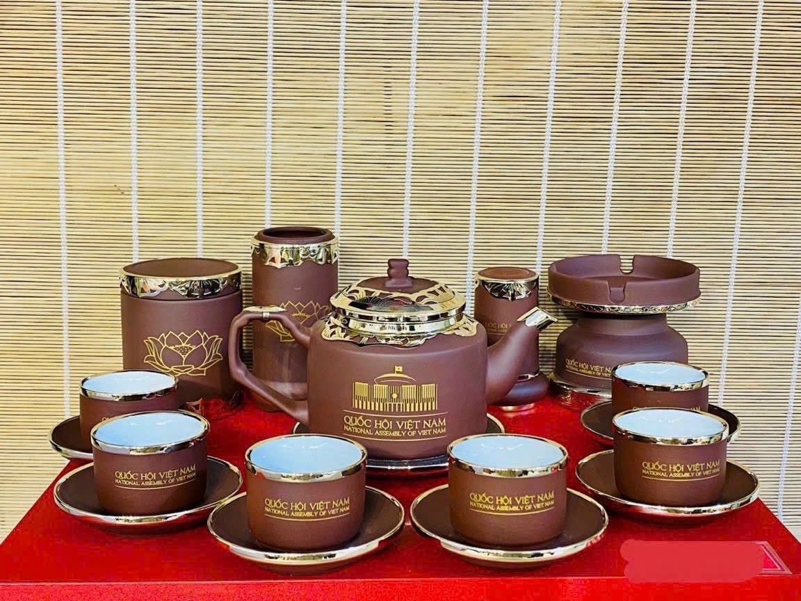 Bộ ấm chén Văn Phòng Chính Phủ men nâu hoạ tiết sen vẽ vàng cao cấp