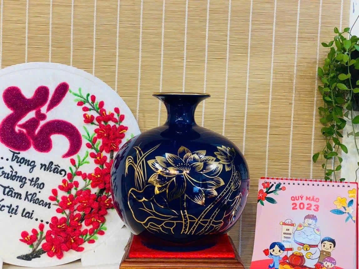 Bình hút lộc Văn Phòng Chính Phủ hoạ tiết sen vẽ chỉ vàng 24k