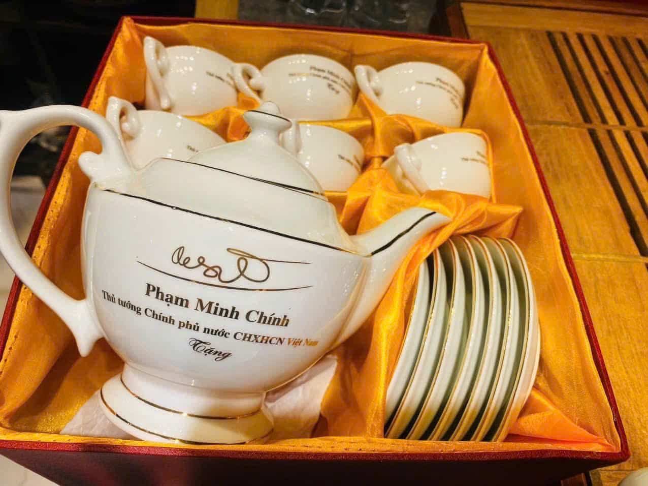 Bộ ấm chén thủ tướng chính phủ Phạm Minh Chính gốm sứ Bát Tràng 850 ml BKCEVN-8109