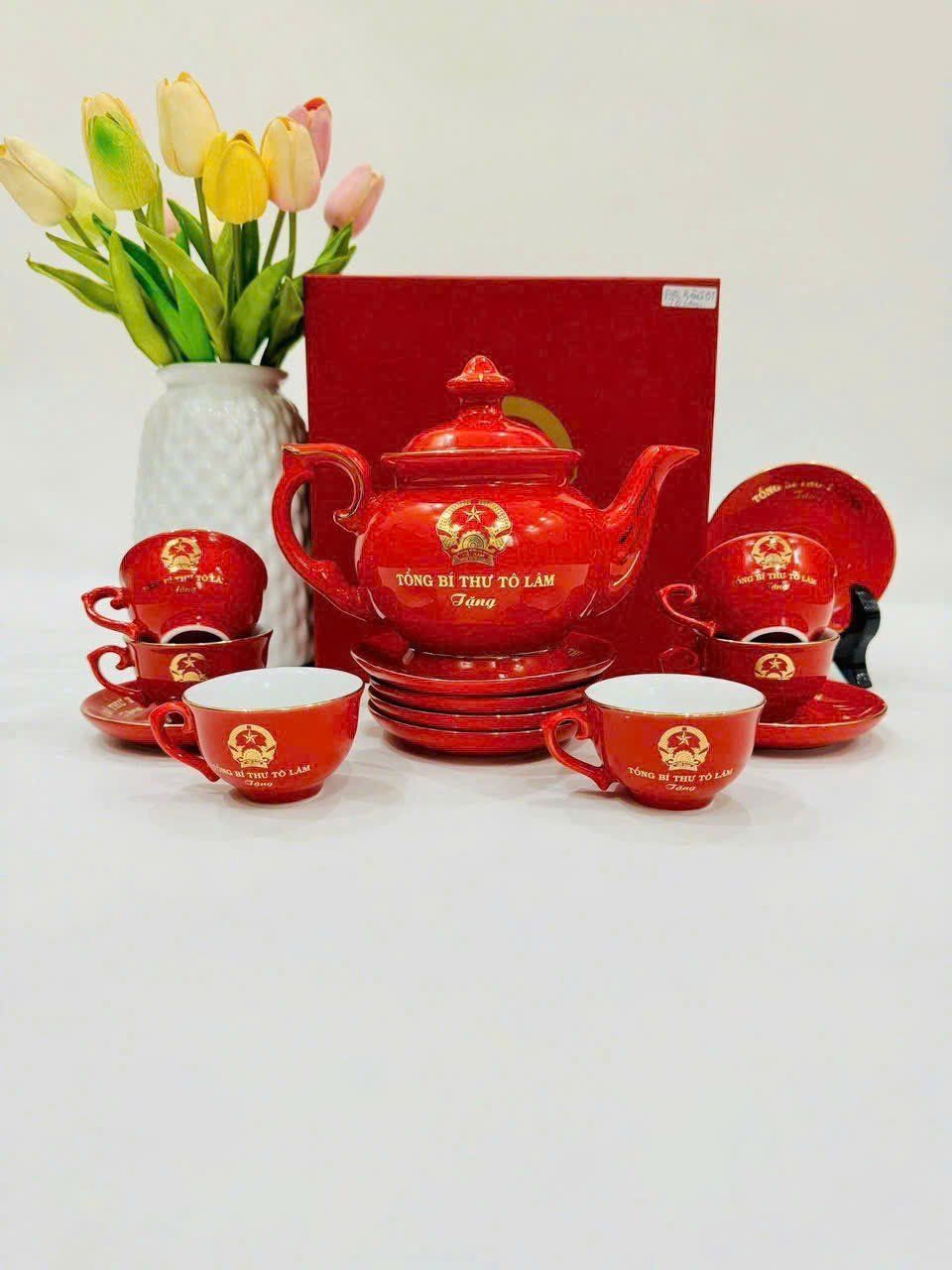 Bộ ấm chén in logo Tổng Bí Thư Tô Lâm men đỏ sang trọng vẽ vàng 24k BKCEVN-8135
