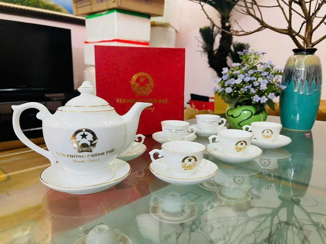 Bộ ấm chén in logo Văn Phòng Chính Phủ vẽ chỉ vàng 24k BKCEVN-8137