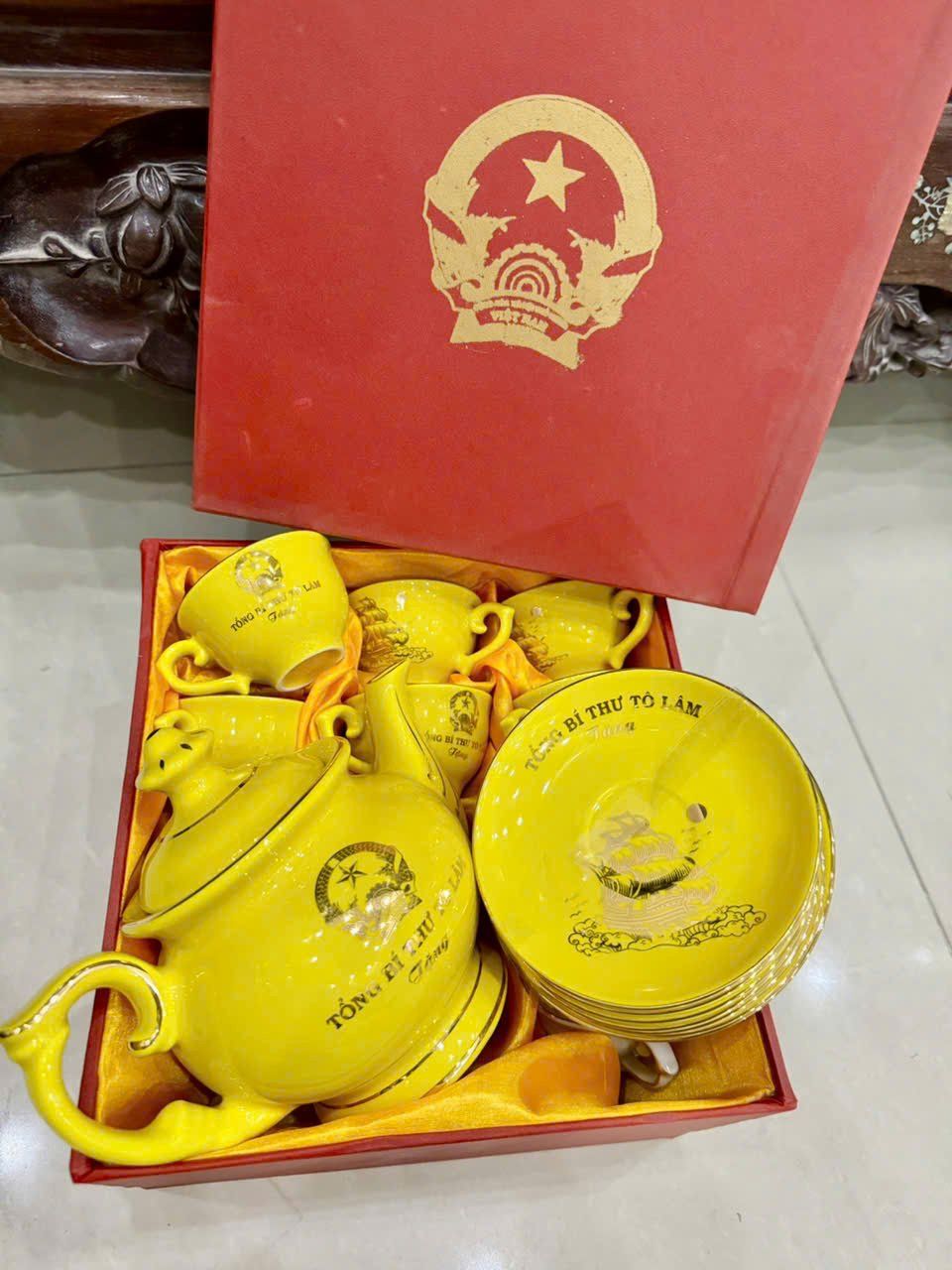 Bộ ấm chén Phú Quý in logo Tổng bí thư Tô Lâm vẽ vàng hoạ tiết thuyền buồm 600ml