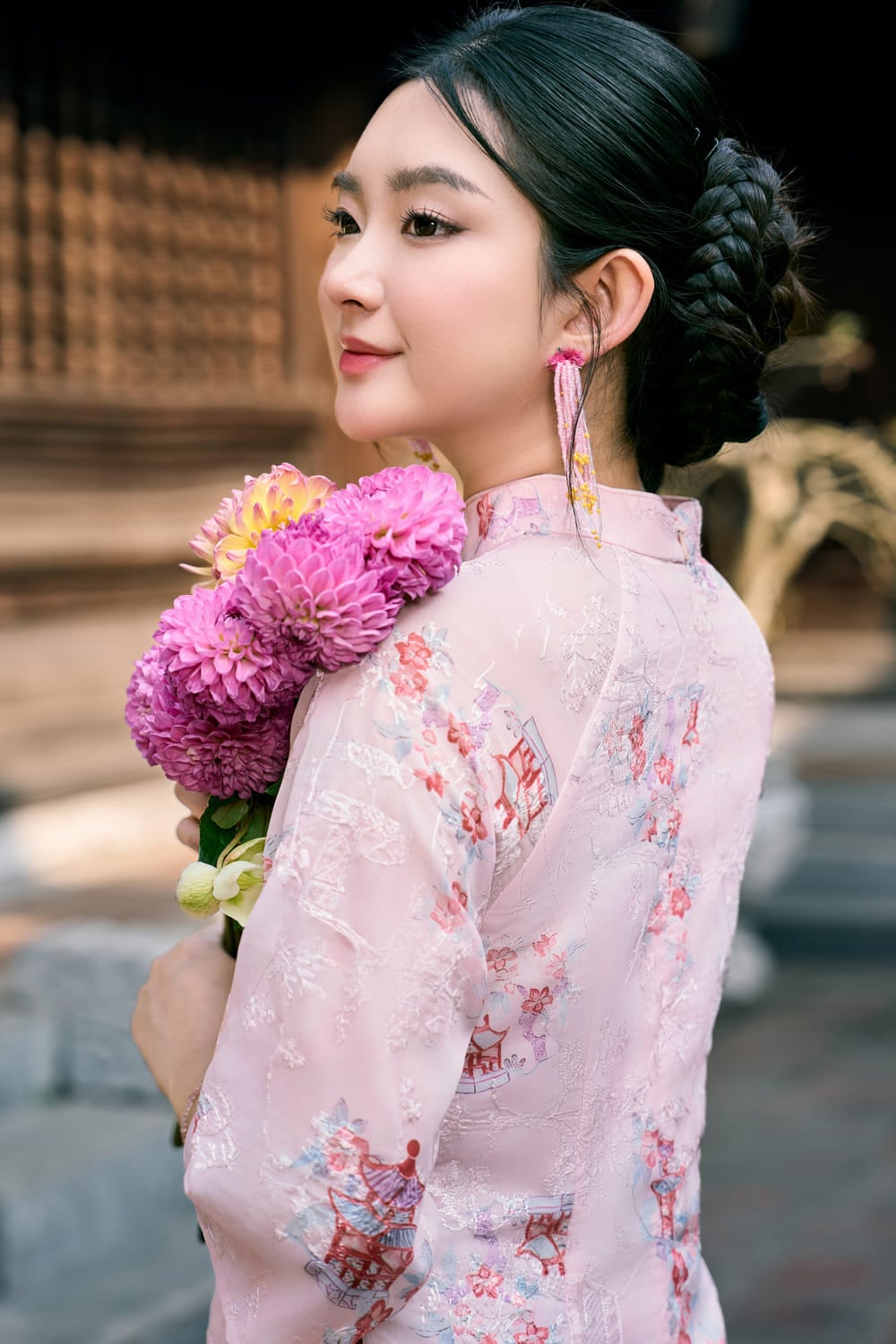 Ngoảnh lại phía sau