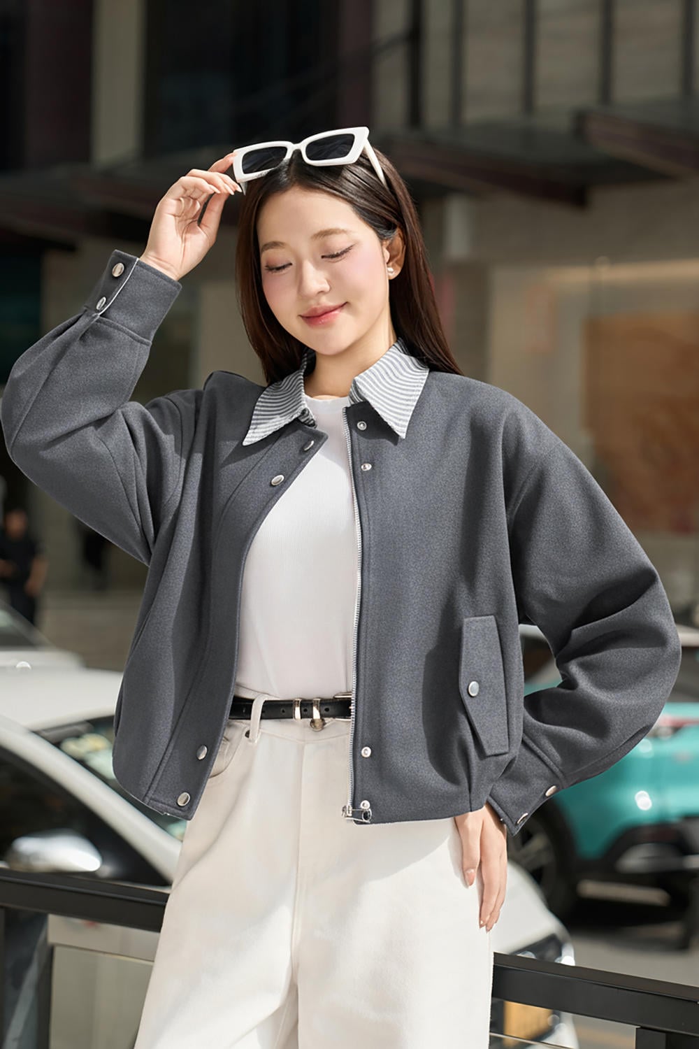 Ngồi cầu thang hoặc bậc thềm