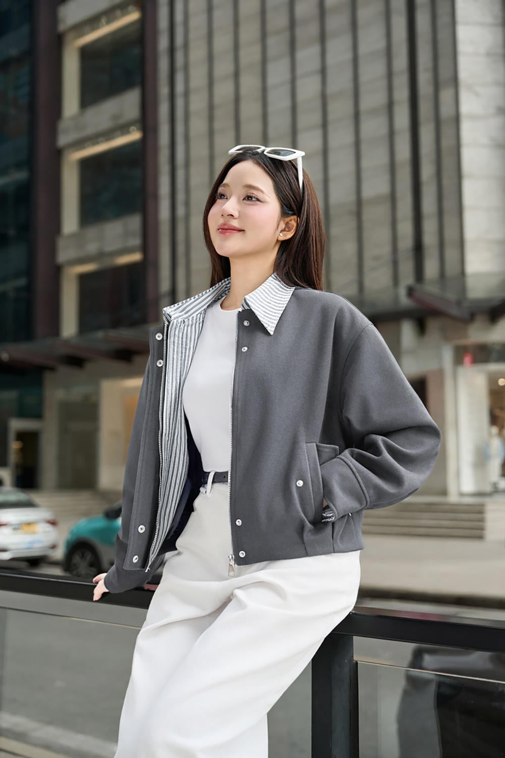 Ngồi cầu thang hoặc bậc thềm