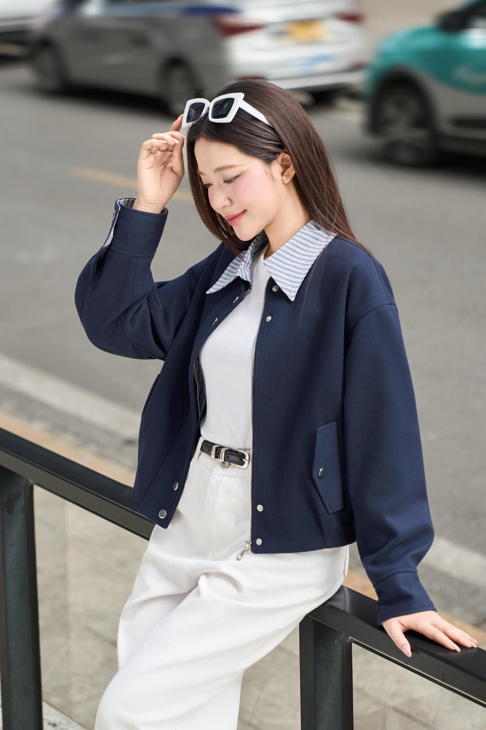 Ngồi cầu thang hoặc bậc thềm