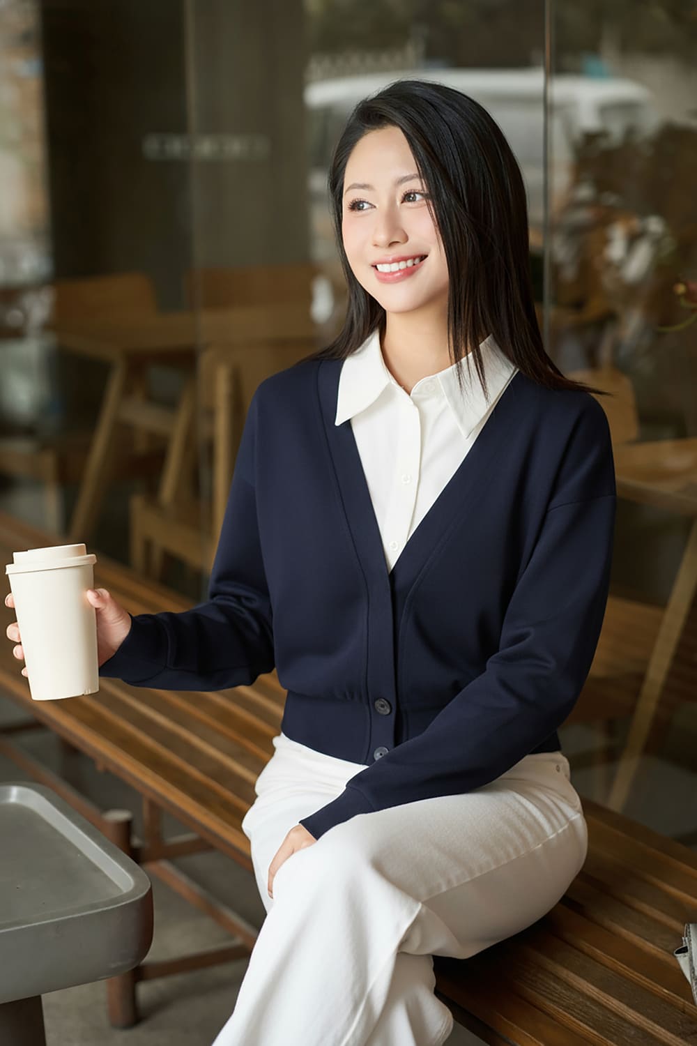 Tạo dáng tại quán cà phê vỉa hè