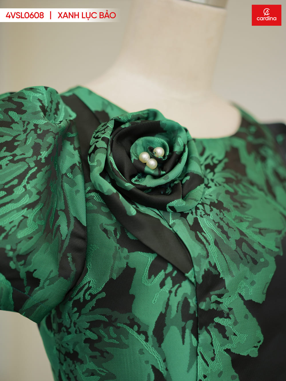 Đầm sơ mi dáng dài màu kem dự tiệc trung niên