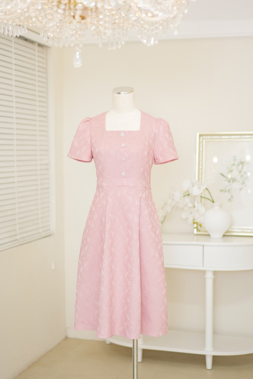 Đầm sơ mi dáng dài màu kem dự tiệc trung niên