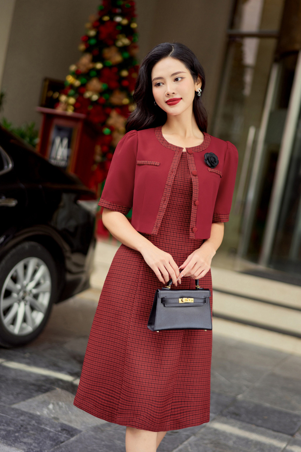 Đầm sơ mi dáng dài màu kem dự tiệc trung niên