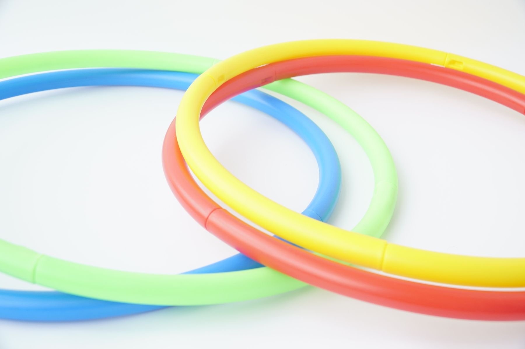 Vòng ném nhựa 20cm – Vòng tròn thể dục, vòng ném cổ chai, đồ chơi vận động cho bé
