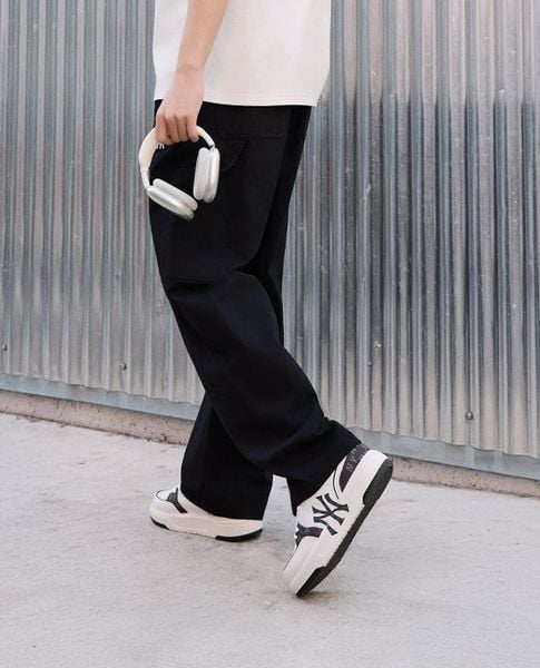 Sneaker chunky MLB cần chọn size vừa chân để không cấn mũi