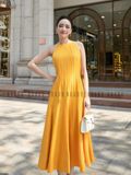 Đầm vàng cổ yếm