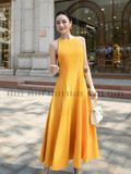 Đầm vàng cổ yếm