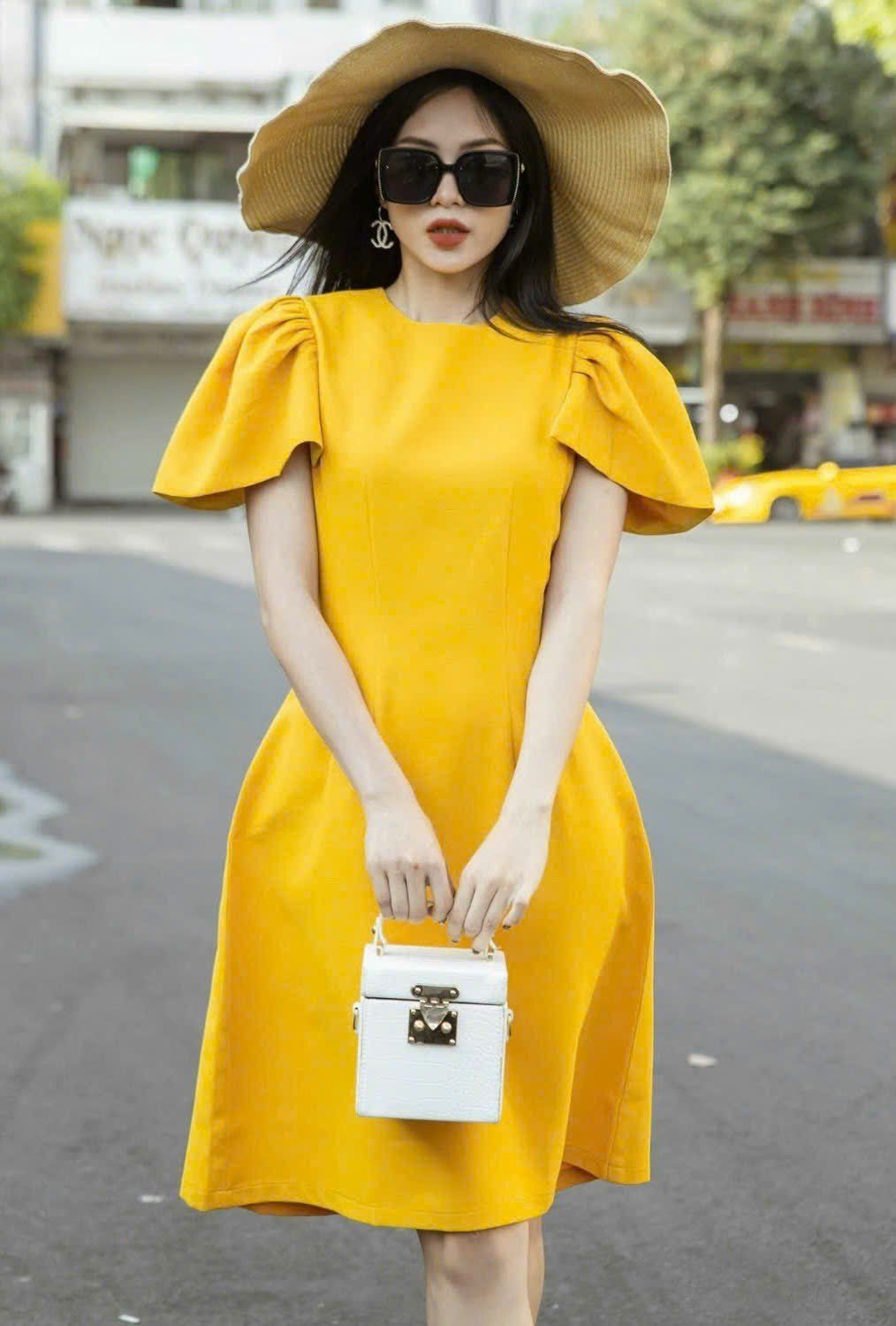 Đầm vàng cổ tròn tay cánh tiên