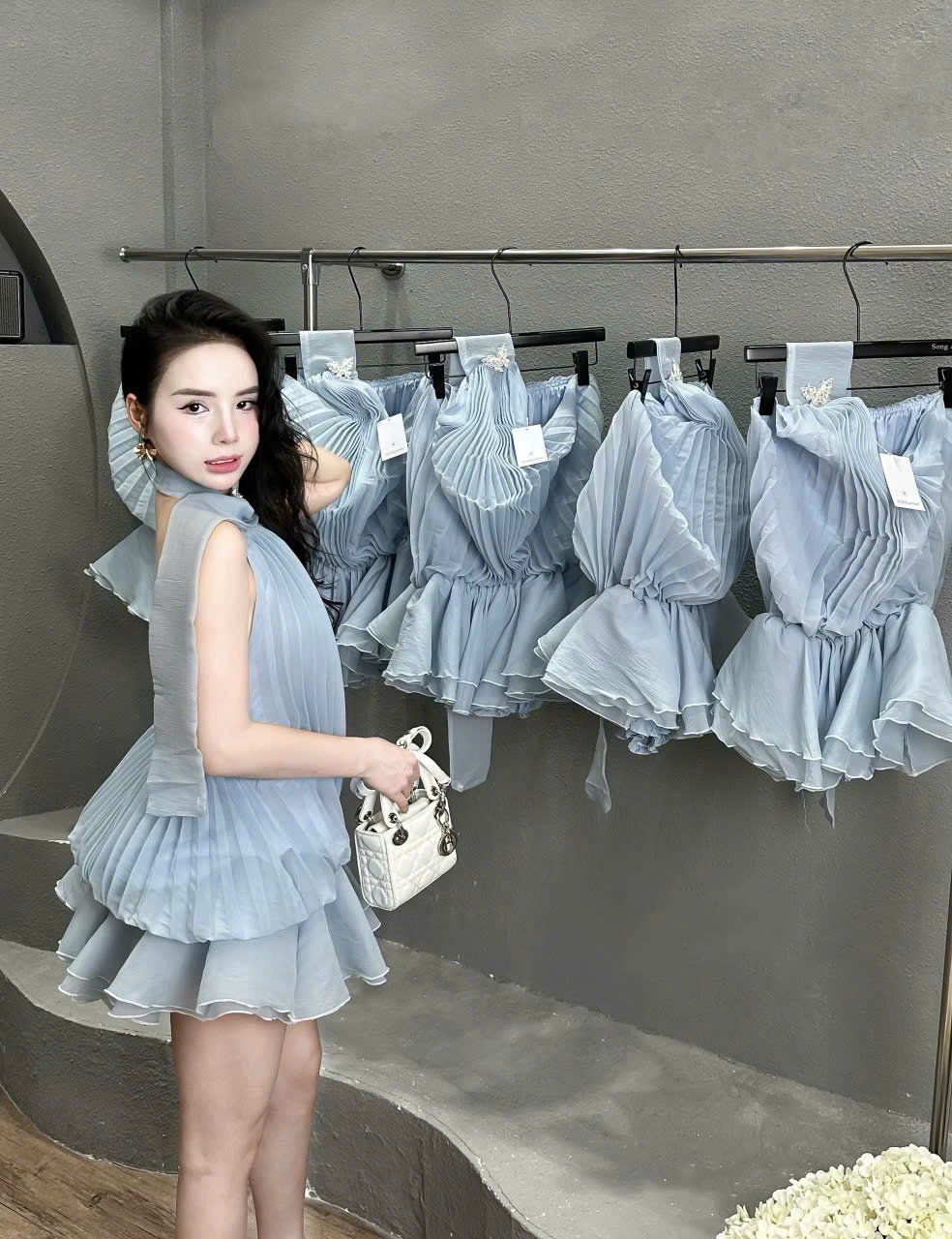 Đầm thiết kế áo cổ yếm hở lưng tùng xếp nhiều tầng - XANH - Q156