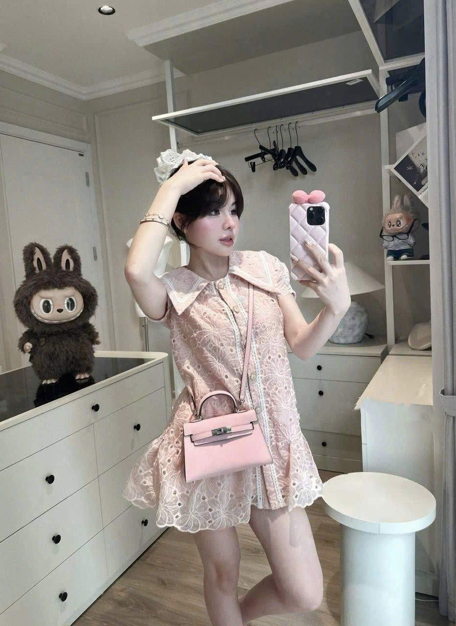 Đầm suông thô ren hoa cổ nhọn phối cúc bèo kèm buộc tóc dễ thương - HỒNG - T527