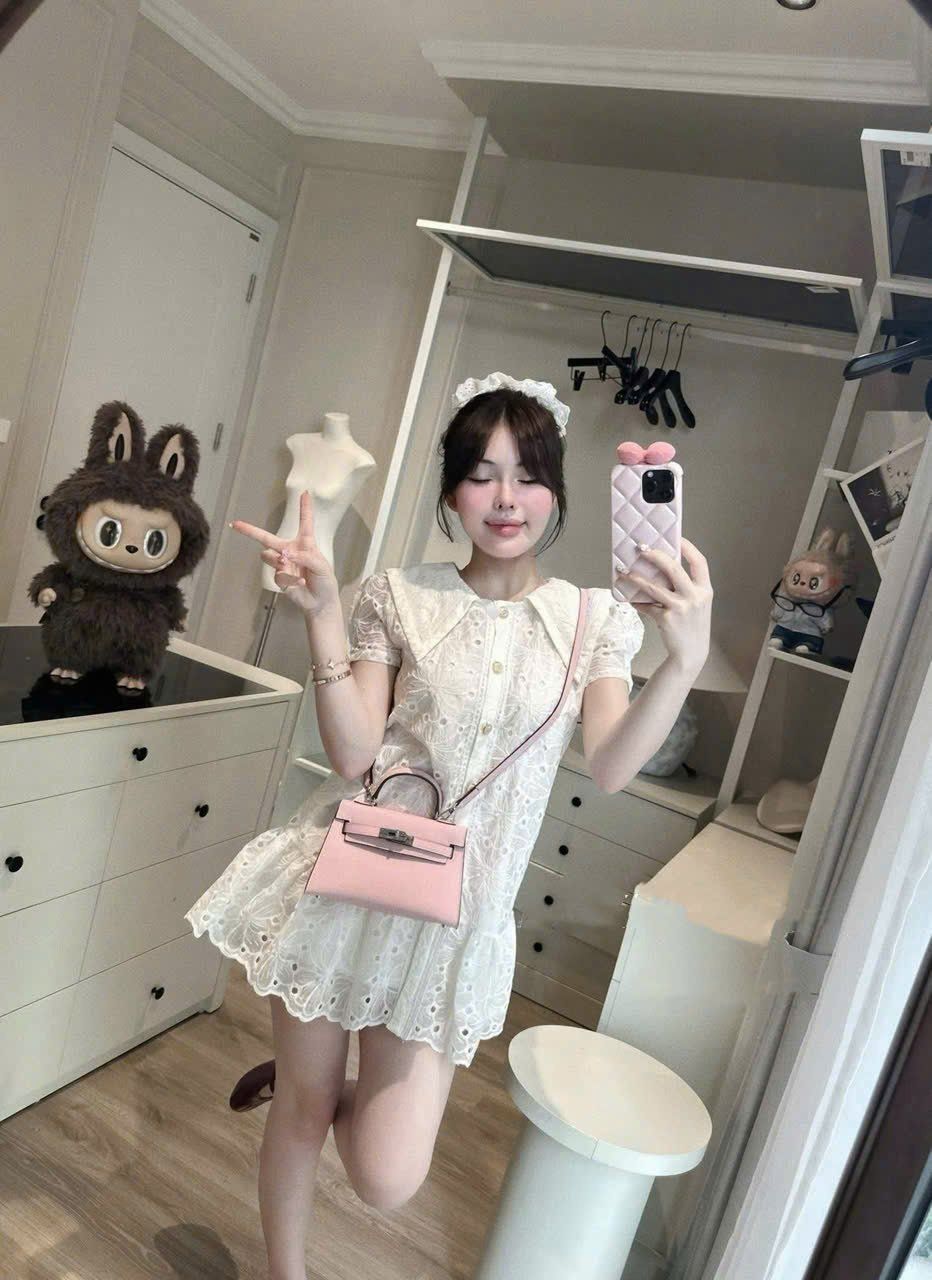 Đầm suông thô ren hoa cổ nhọn phối cúc bèo kèm buộc tóc dễ thương - TRẮNG - T528