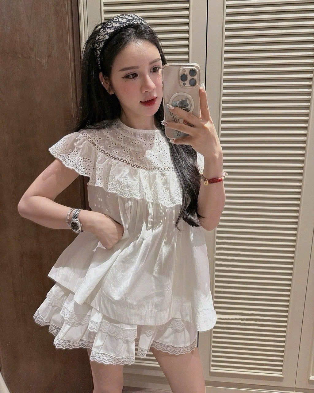 Set áo cổ tròn thêu hoa xếp li eo mix chân váy tầng bèo phối ren - T655