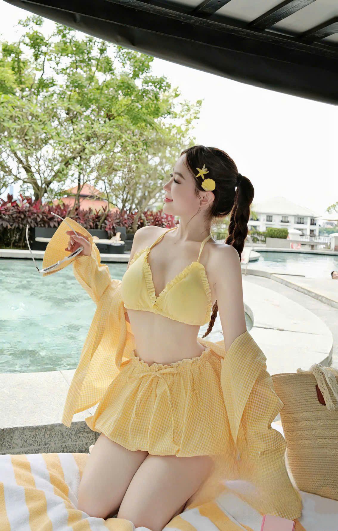 Set 3 món áo bra viền bèo phối chân váy bí bồng tiểu thư kèm áo sơ mi kẻ sọc caro - VÀNG - Q40