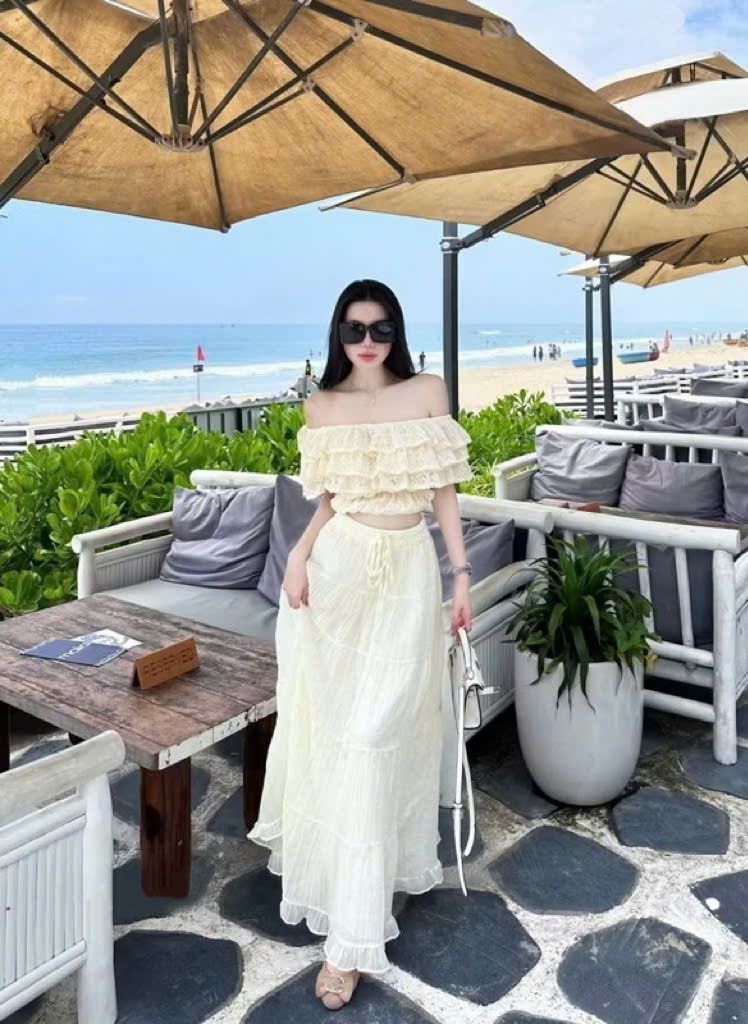 Set áo ren trễ vai tầng mix chân váy dài tơ nhăn xòe - KEM - Q81