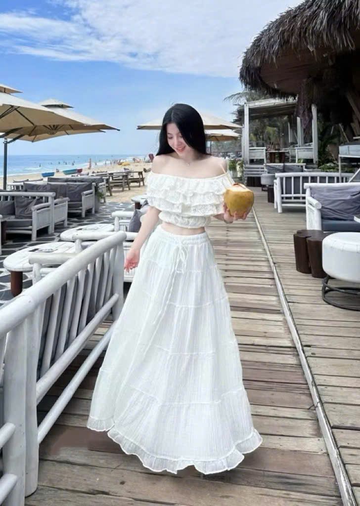 Set áo ren trễ vai tầng mix chân váy dài tơ nhăn xòe - TRẮNG - Q82