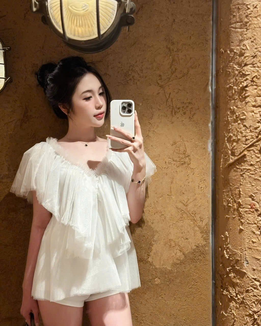 Áo voan lưới cổ v trễ vai bo chun nhiều lớp cột dây - TRẮNG - Q252