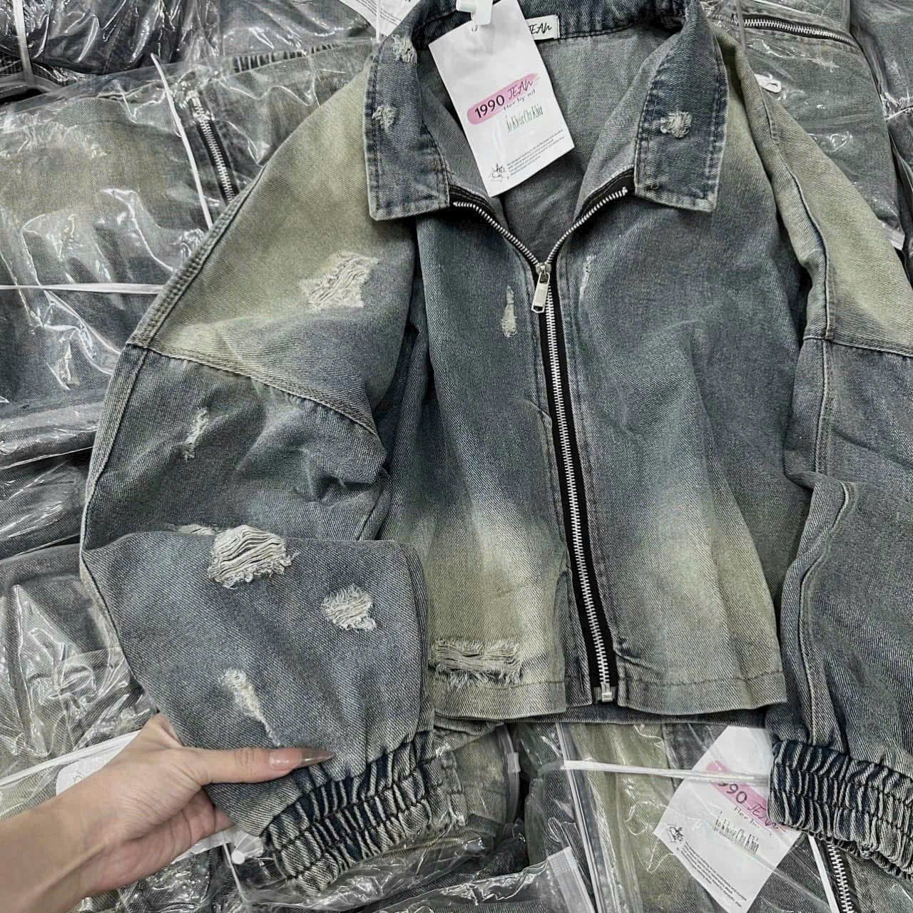 Áo khoác bò rách loang màu tay bo chun khóa kéo phong cách - Q464