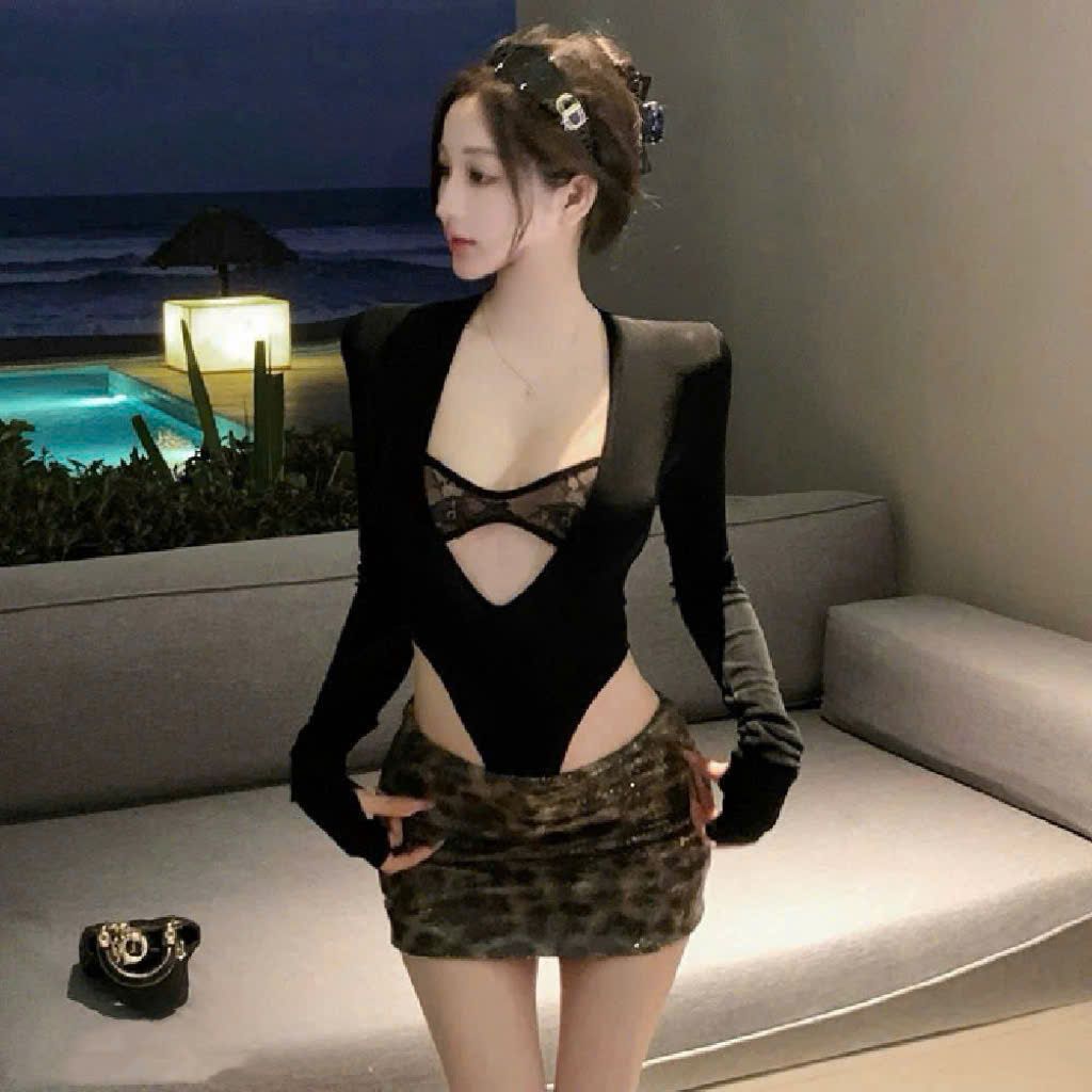 Set 3 món áo bra kèm áo bodysuit cổ v khoét sâu mix chân váy họa tiết beo - Q449 ( eo S<68 ,M<72 )