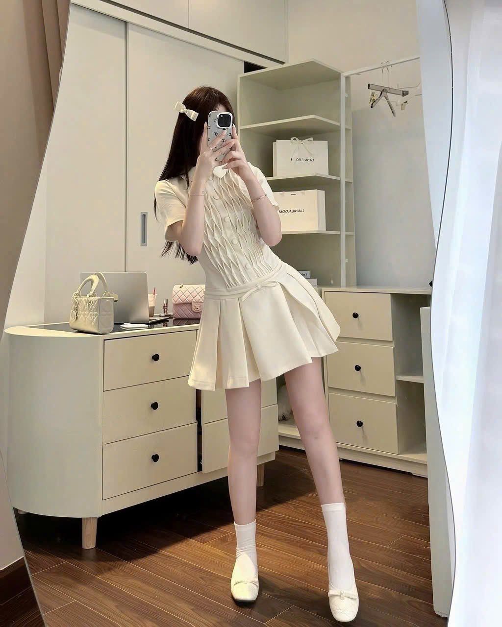 Đầm cổ sen ly xoắn cúc bọc chiết eo đính nơ dáng xòe tôn dáng - KEM - Q448 ( eo S<66 ,M<70 , L<74 )(0)
