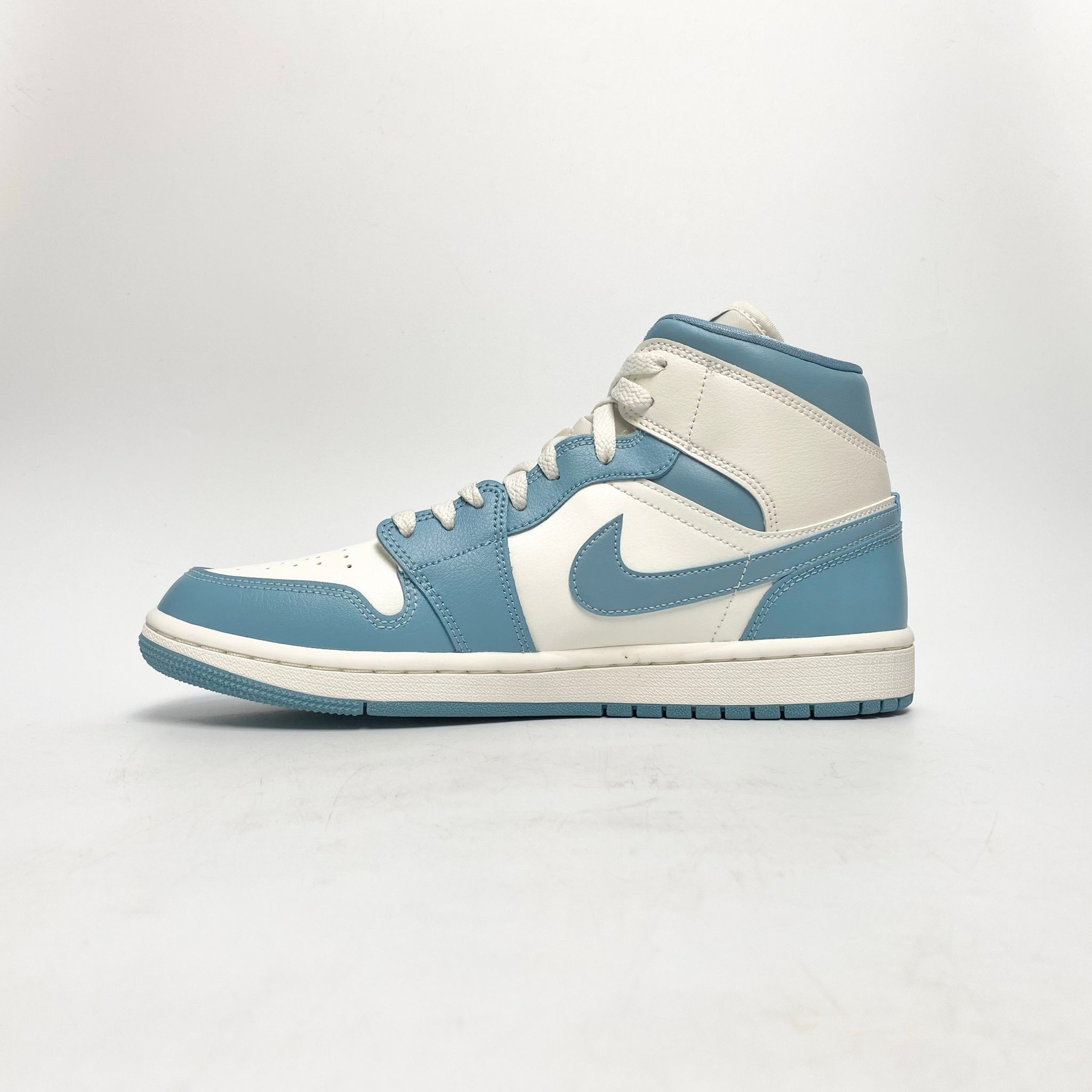 NIKE AIR JORDAN 1 MID UNIVERSITY BLUE BQ6472-141