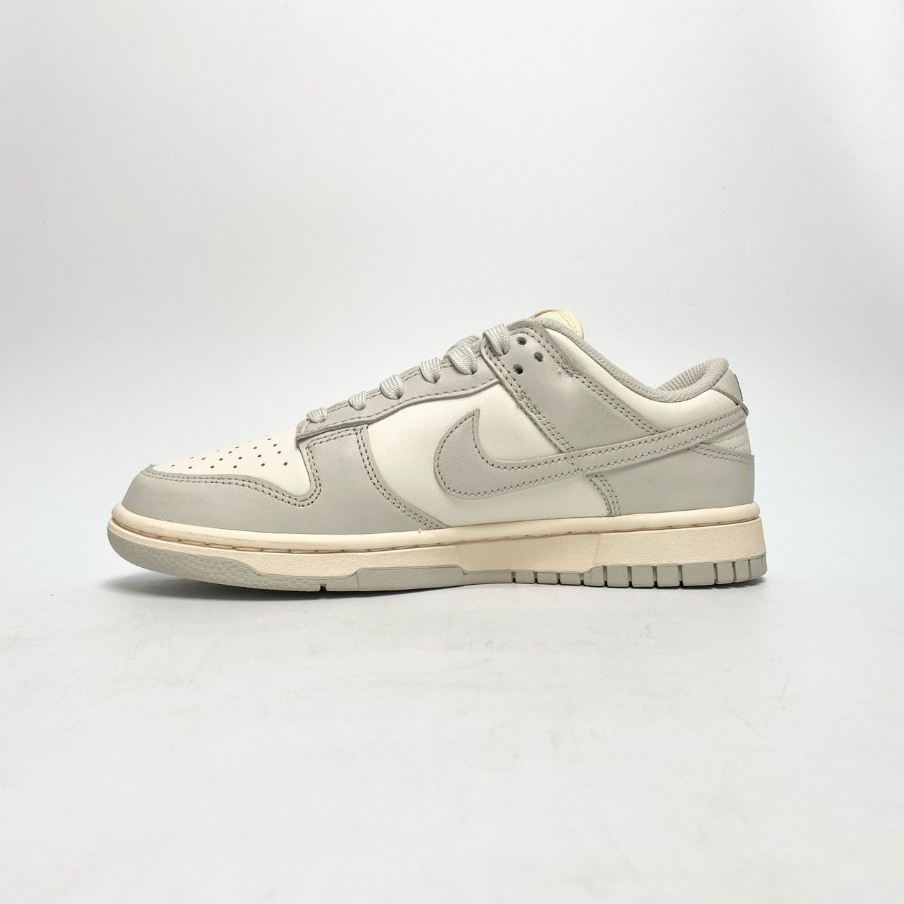 NIKE WMNS DUNK LOW LIGHT BONE DD1503-107