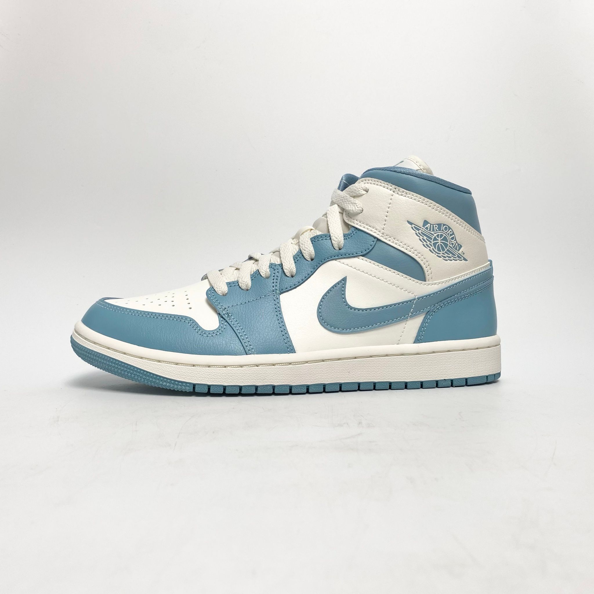 NIKE AIR JORDAN 1 MID UNIVERSITY BLUE BQ6472-141