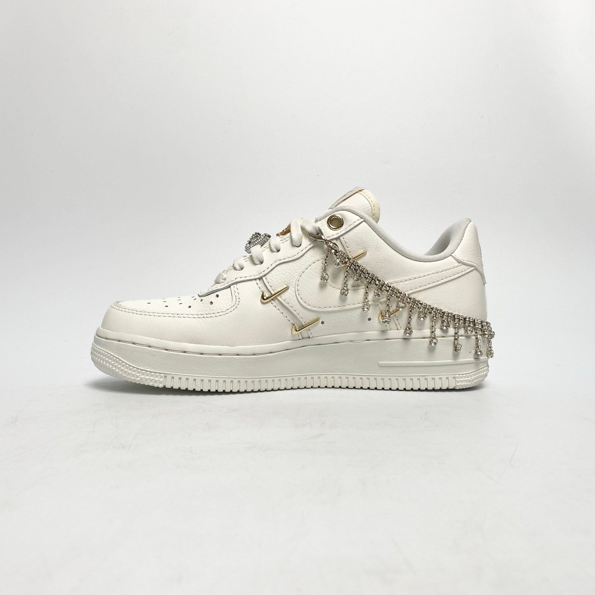 NIKE AIR FORCE 1 LOW WHITE MINI GOLD SWOOSHES FV3654-111